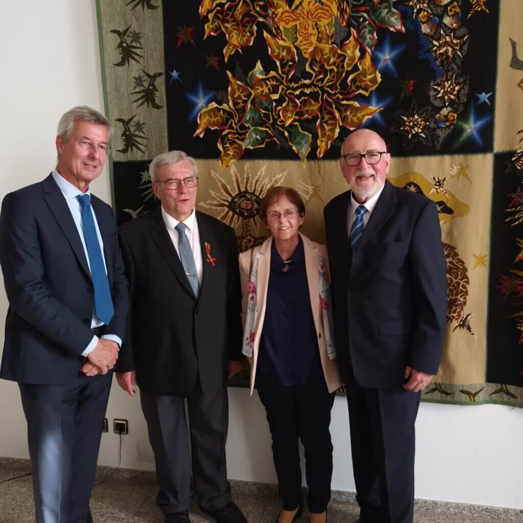 Der Vorsitzende der Bartholomäus-Koßmann-Stiftung Christoph Kossmann (l.) und sein Vetter (r.) mit seiner Frau gratulieren Berthold Schmitt zur Verleihung des Verdienstkreuzes am Bande